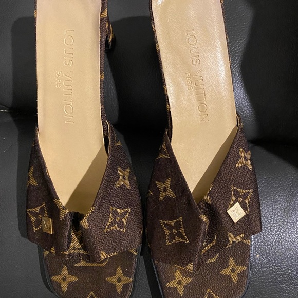 Luis Vuitton monogram slides size 8 - Picture 9 of 9